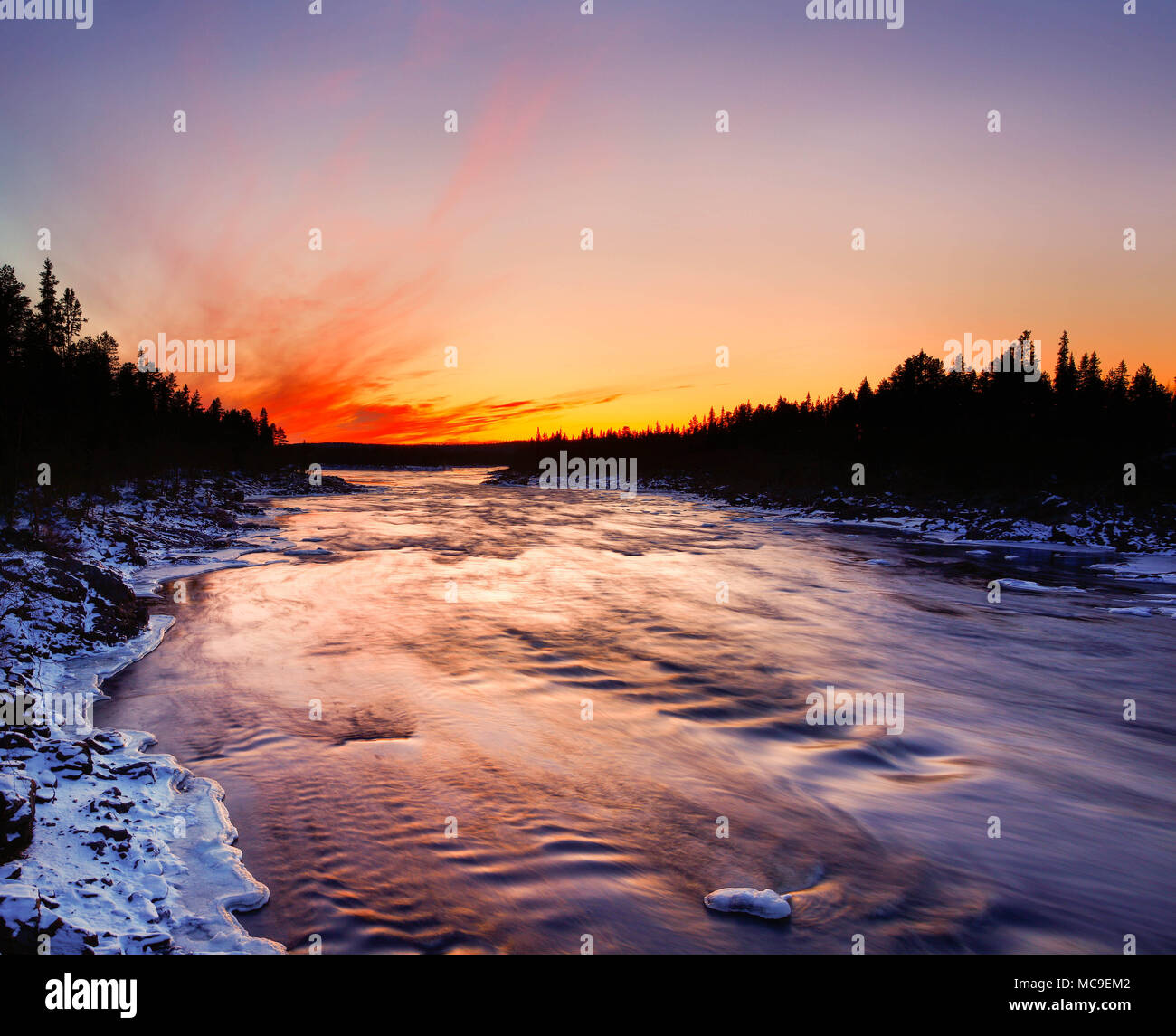 La frontière entre la Finlande et la Suède. S'appelle la rivière Muonionjoki à Muonio, Finlande. Banque D'Images