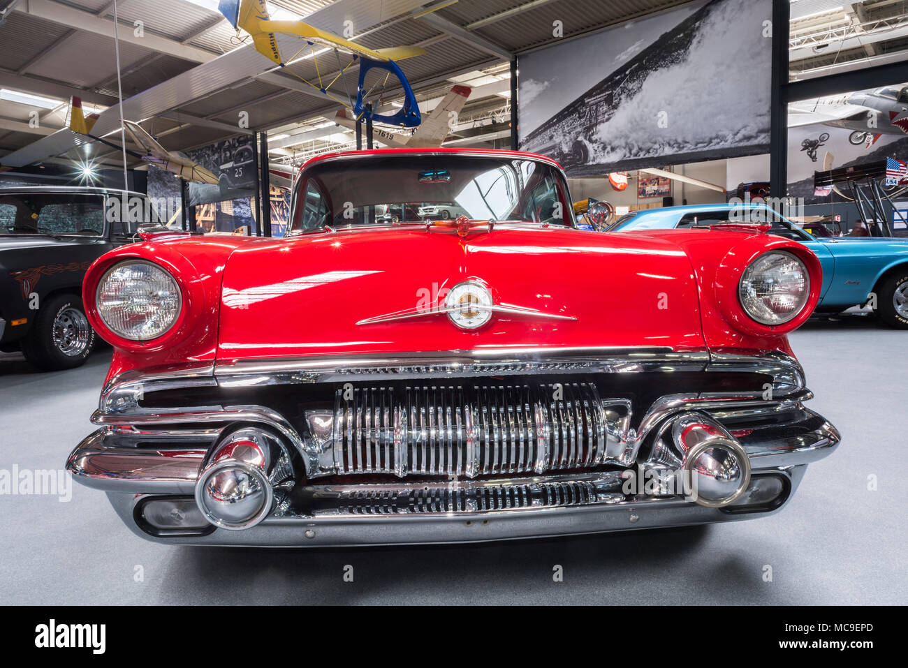 Pontiac rouge vintage car, Auto & Technik Museum, Berlin, Allemagne Pontiac rouge vintage car, Auto & Technik Museum, Berlin, Allemagne Banque D'Images