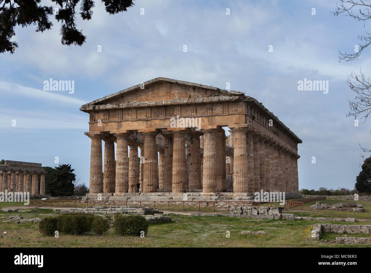 Second Temple d'Héra à Paestum, en Campanie, Italie. Le Doric temple dédié à Hera a été construit autour de 460-450 avant J.-C. dans l'ancienne colonie grecque de Paestum à Magna Graecia et était autrefois pensaient à tort d'être dédié à Poséidon (Neptune). Banque D'Images