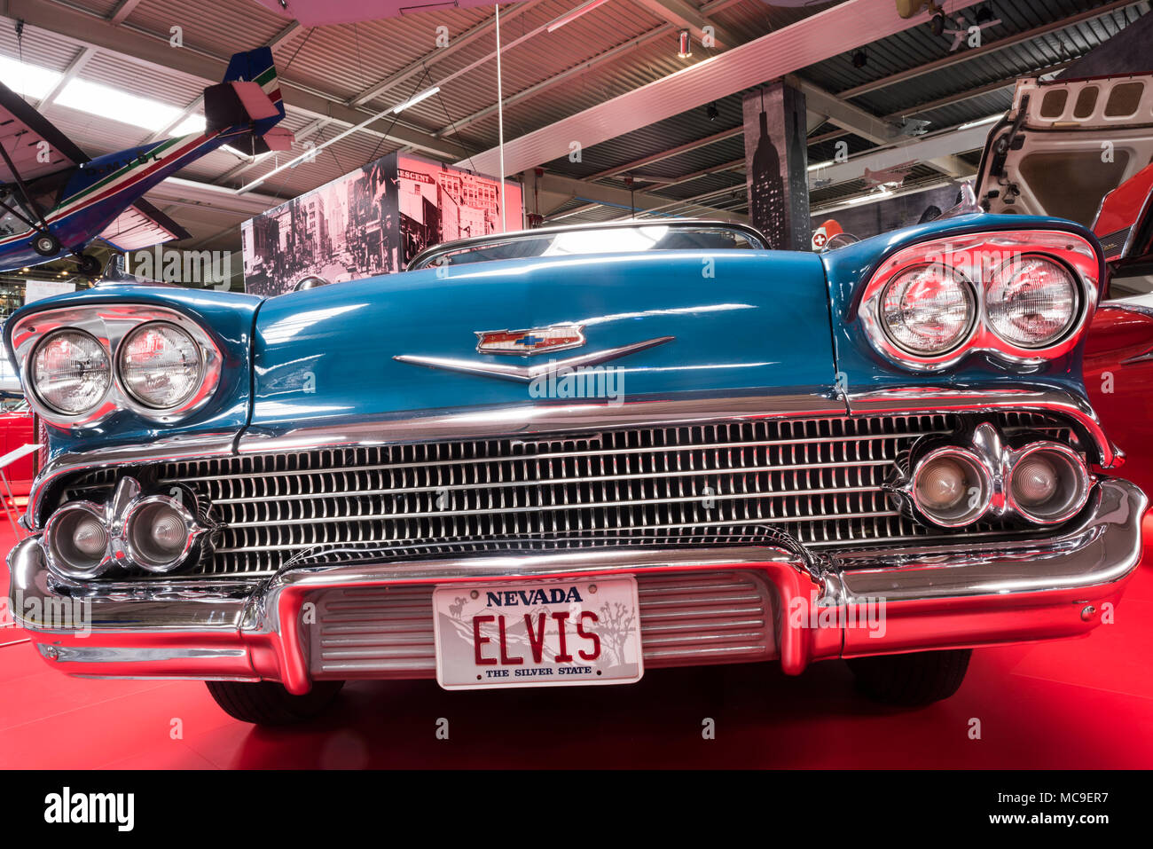 Blue vintage car de l'American Dream Cars Collection avec la plaque d'immatriculation inscrit 'ELVIS', Auto & Technik Museum, Berlin, Allemagne Banque D'Images
