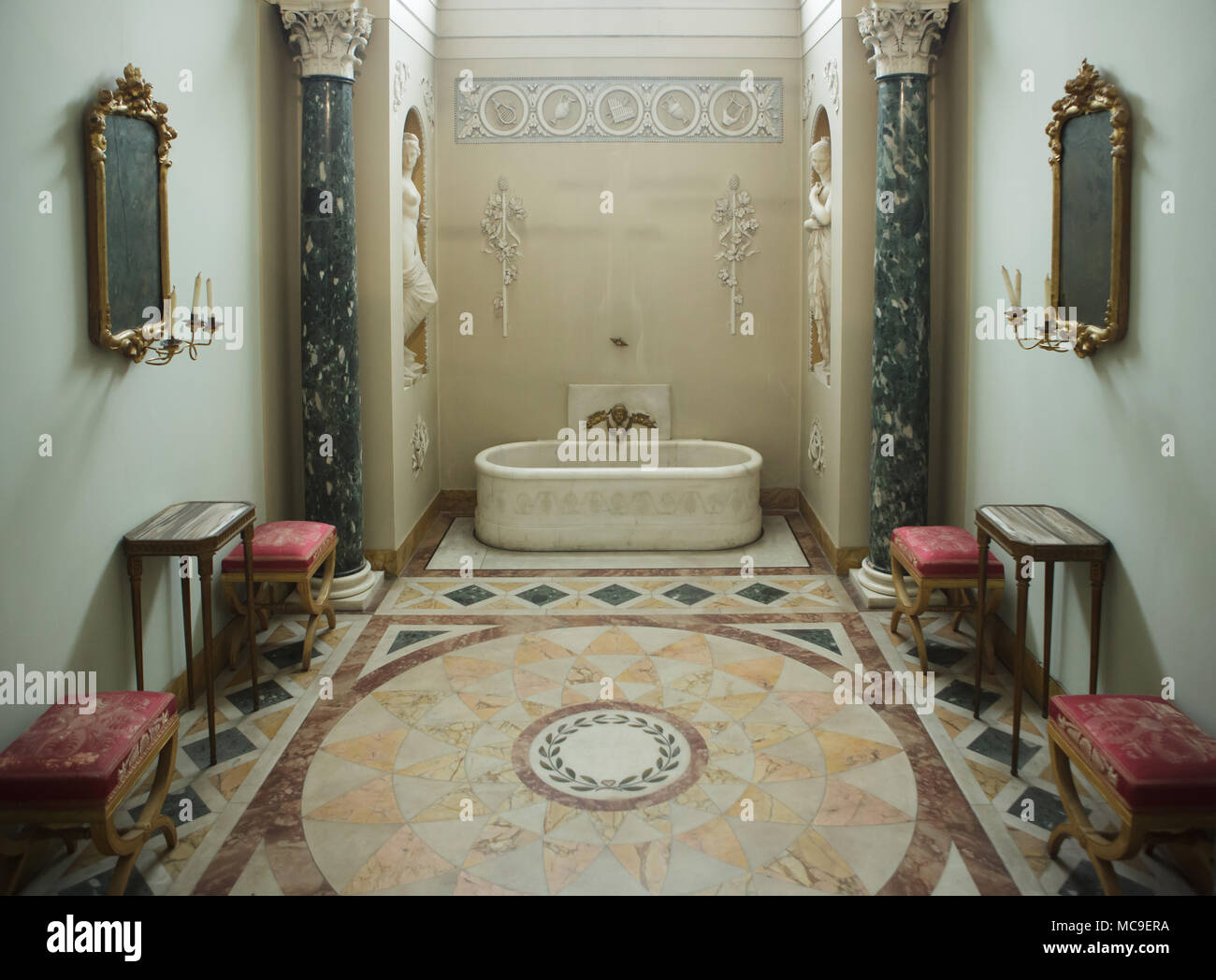 Salle de bains de Napoléon conçu par l'architecte italien Giuseppe Cacialli (1813-1814) dans le Palais Pitti à Florence, Toscane, Italie. Banque D'Images