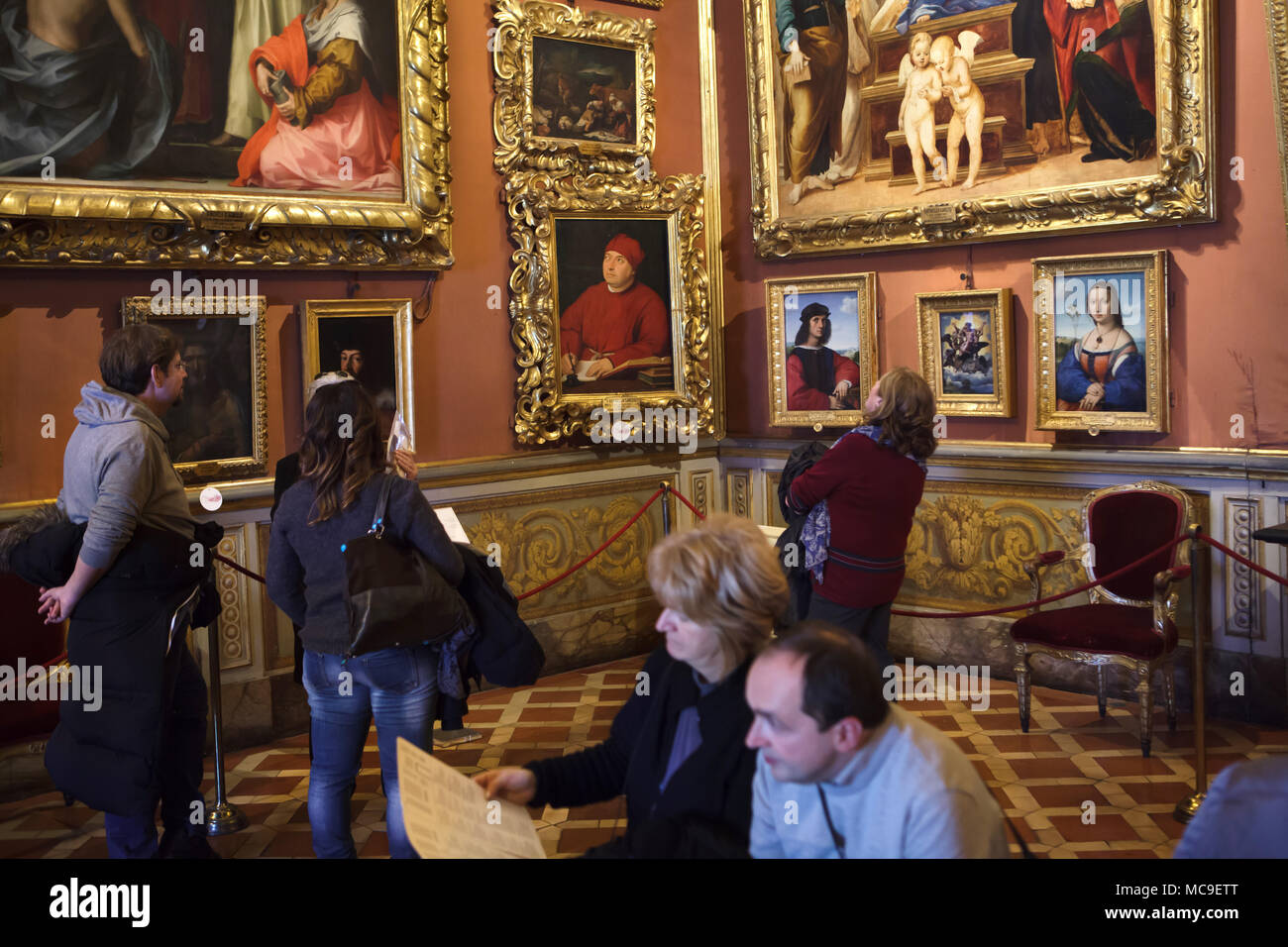 Visiteurs en face de la peinture par peintre italien de la Renaissance Raphaël dans la Galerie Palatine (Galleria Palatina) dans le Palais Pitti à Florence, Toscane, Italie. Banque D'Images