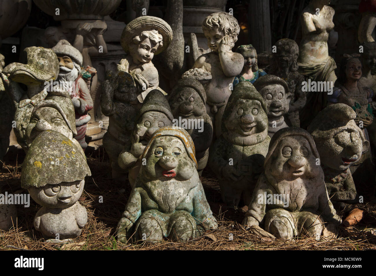 Abandonnée et statuettes de nains sales à Paestum, en Campanie, Italie. Banque D'Images