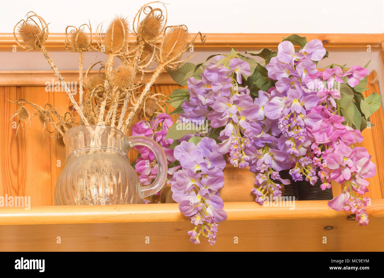 Bouquet De Fleurs Séchées Dans Un Vase Sur Fond De Bois