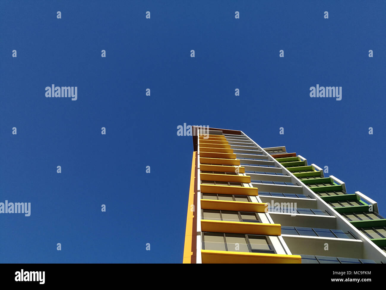 Tour moderne appartement jaune et bleu ciel Banque D'Images