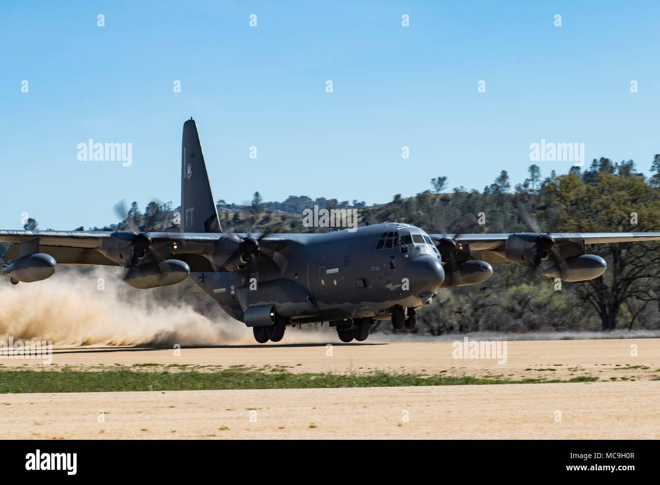 Au sein de l'équipage d'un HC-130J Lutter contre le roi II du de la 71e Escadron de sauvetage, Moody Air Force Base, Ga., effectue un atterrissage de combat austère au cours de sauvetage Tiger IV, le 29 mars 2018, à Vandenberg Air Force Base, en Californie l'exercice de quatre jours au défi d'aviateurs à partir de plusieurs escadrons de sauvetage pour apporter les capacités de récupération du personnel l'ensemble de la triade pour mener des missions de sauvetage et de maintenir les compétences. Les trois branches de la récupération du personnel triade sont le HC-130J, HH-60G Pave Hawk et l'ange gardien pararescuemen ou système d'armes. (U.S. Air Force photo par Senior Air Banque D'Images