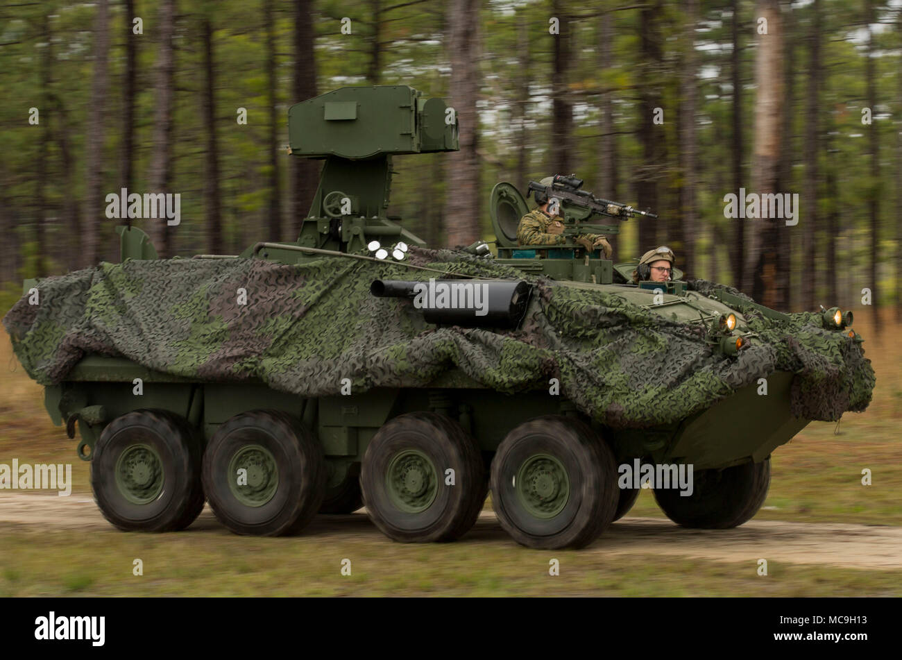 Les Marines américains avec 2e Bataillon de reconnaissance blindé léger a participé à un événement de tir réel en utilisant le nouveau véhicule blindé léger (VBL antichar-AT) des systèmes d'armes au Camp Lejeune, N.C., le 10 avril 2018. 2e LAR a participé à cet événement de formation pour augmenter la préparation au combat grâce à un scénario d'entraînement réaliste à l'aide du nouveau système d'arme et à l'augmentation de l'article niveau compétence (U.S. Marine Corps photo par Lance Cpl. Elijah J. Abernathy) Banque D'Images