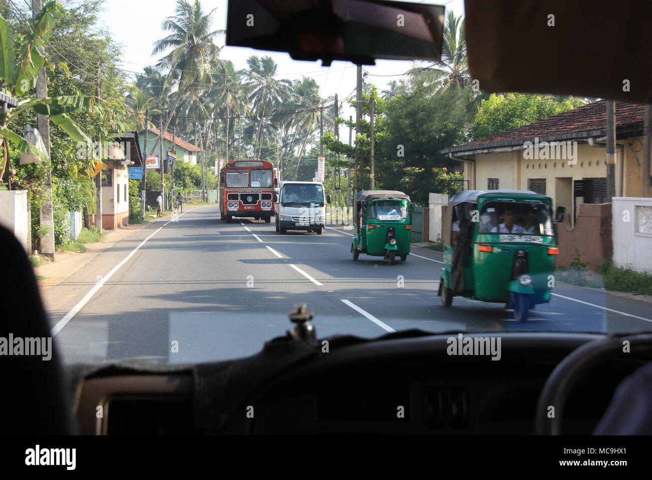 Trafic typique scène sur l'autoroute sur l'île tropicale de Sri Lanka Banque D'Images