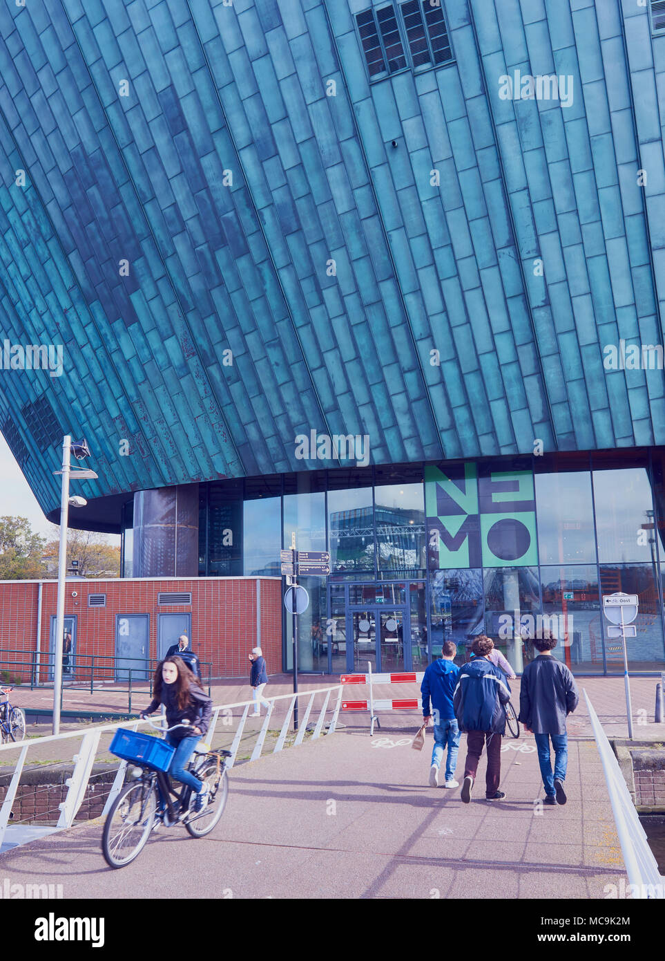 Musée scientifique Nemo, Oosterdokseiland (est de l'île Dock), Amsterdam, Pays-Bas. Conçu par Renzo Piano (1997) Banque D'Images