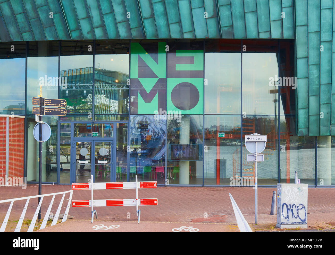 Musée scientifique Nemo, Oosterdokseiland (est de l'île Dock), Amsterdam, Pays-Bas. Conçu par Renzo Piano (1997) Banque D'Images