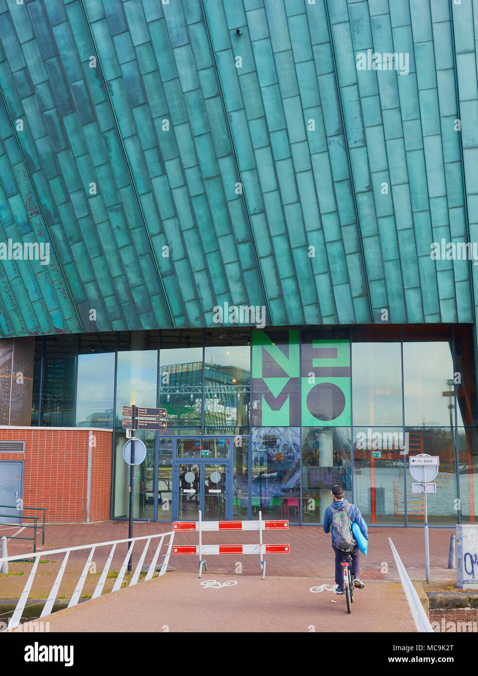 Musée scientifique Nemo, Oosterdokseiland (est de l'île Dock), Amsterdam, Pays-Bas. Conçu par Renzo Piano (1997) Banque D'Images