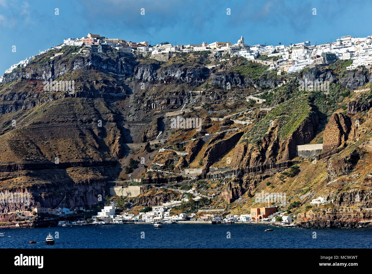 Steilküste mit der Ortschaft Firá und dem Althafen - côte escarpée avec le village de Karterados Banque D'Images