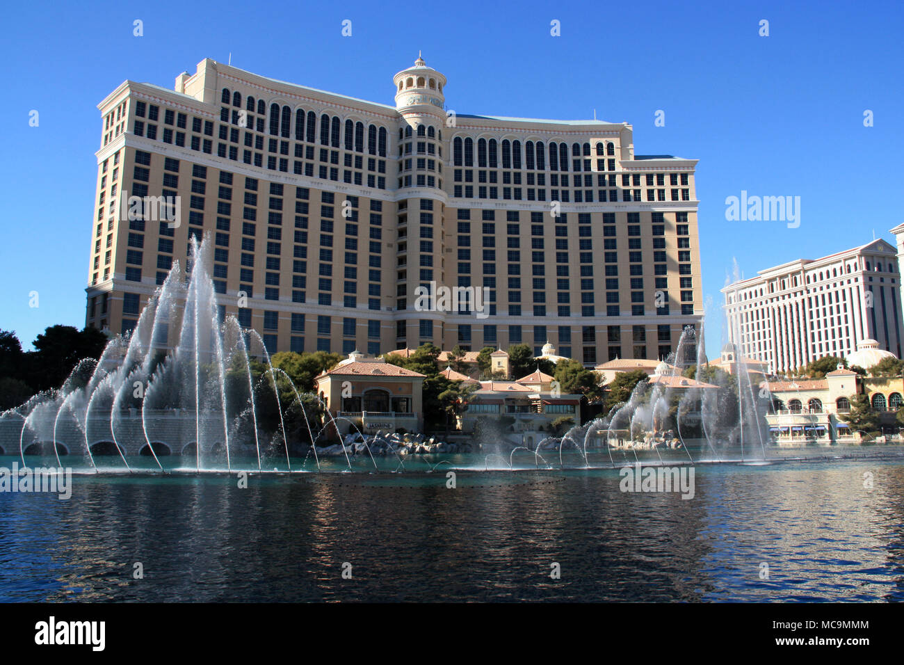 La danse de l'eau des fontaines du Bellagio Hotel and Casino Resort durant  un spectacle au lever du jour à Las Vegas, NV, USA Photo Stock - Alamy