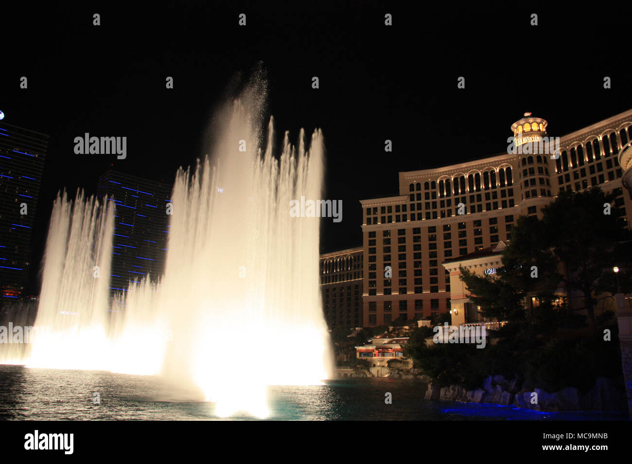 Vue de la nuit de l'hôtel Bellagio Resort and Casino avec ses célèbres fontaines de l'eau danse, Las Vegas, NV, USA Banque D'Images