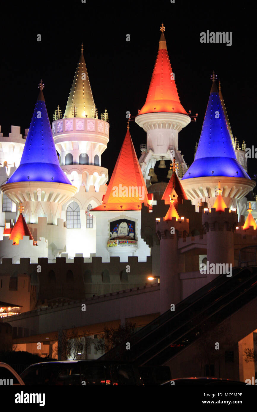 Vue de la nuit de l'hôtel Excalibur à thème médiéval et Casino avec de  l'or, c'est de couleur rouge et bleu tours du château, Las Vegas, NV, USA  Photo Stock - Alamy