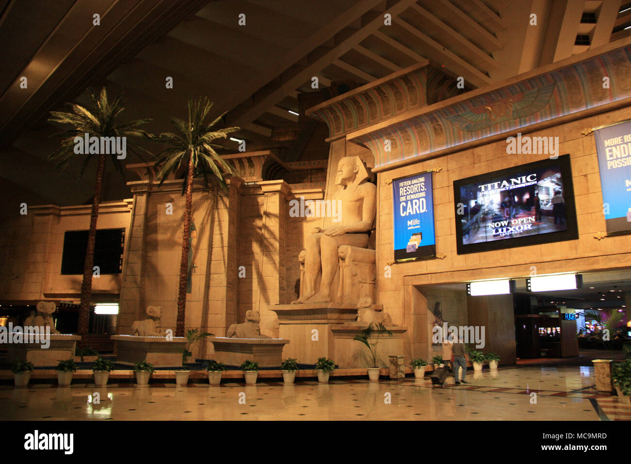 Vue de l'intérieur du Luxor Hotel and Casino Las Vegas, montrant l'entrée principale portal à l'intérieur de la pyramide, Las Vegas, NV, USA Banque D'Images