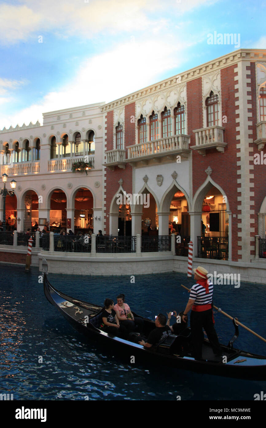 Vue de l'intérieur de la réplique de la ville de Venise avec un canal artificiel à l'intérieur du Venetian Resort Hotel Casino, Las Vegas, NV, USA Banque D'Images