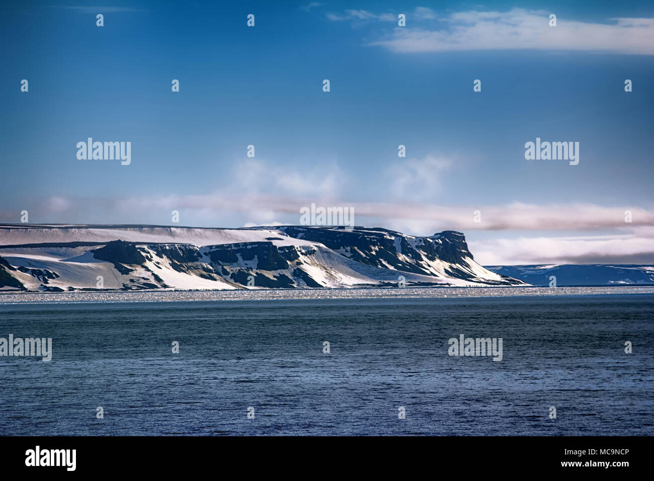 Îles le long de la chaîne. Les glaciers, cascade de glace, glaciers, champs de sortie de l'iceberg et les affleurements rocheux. Franz Joseph Land Banque D'Images