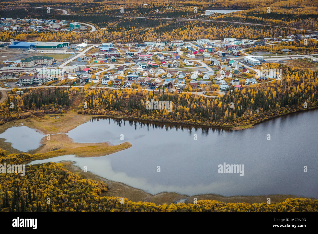 Vue aérienne de la ville d'Inuvik à l'automne, à 200km au nord du cercle arctique, Territoires du Nord-Ouest, Canada. Banque D'Images