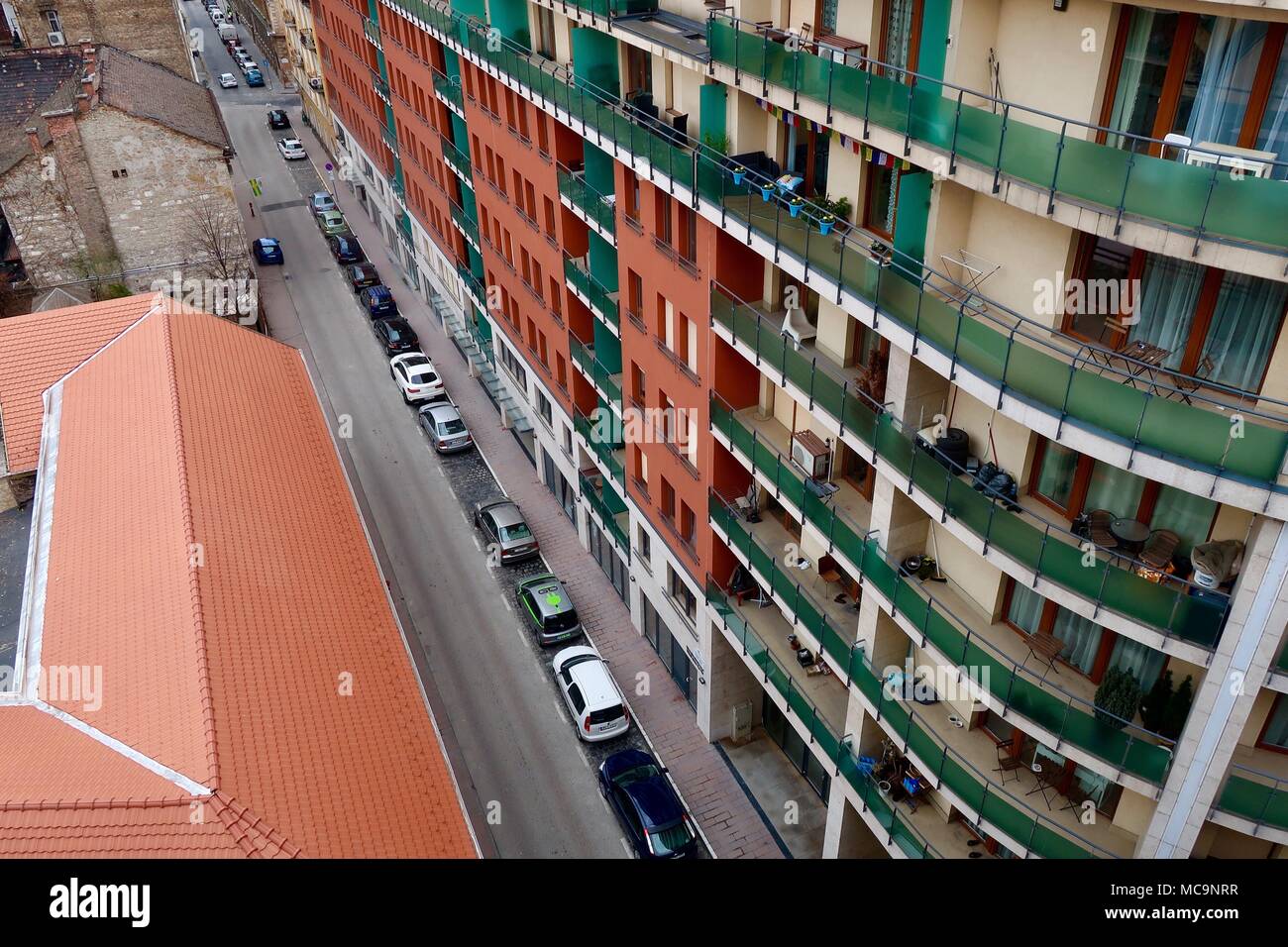 Appartements / appartements et une ligne de voitures stationnées dans le district 8 / kerulet 8. Nagytemplom utca 34, Budapest, Hongrie. Banque D'Images