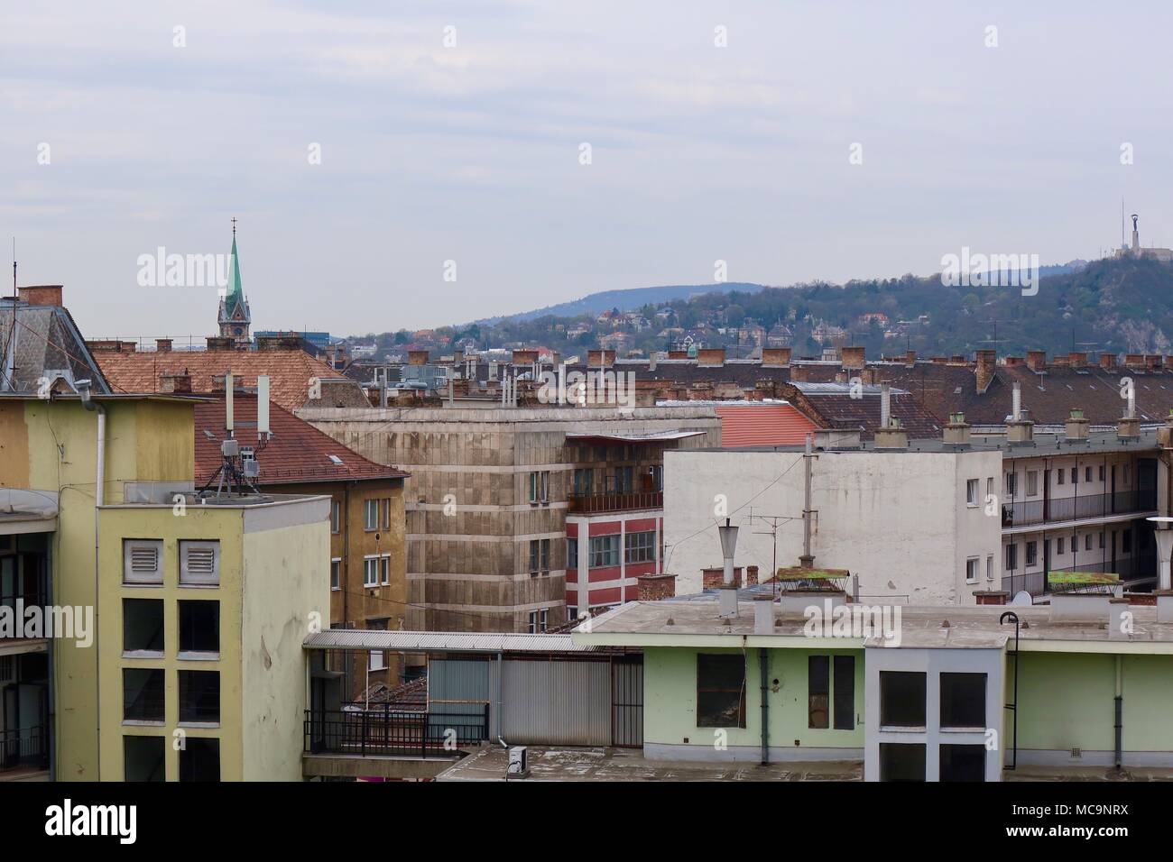 Les toits de maisons / appartements dans le district 8 / kerulet 8. En regardant vers la Statue de la liberté et de la Citadelle. Budapest, Hongrie. Avril 2018. Banque D'Images