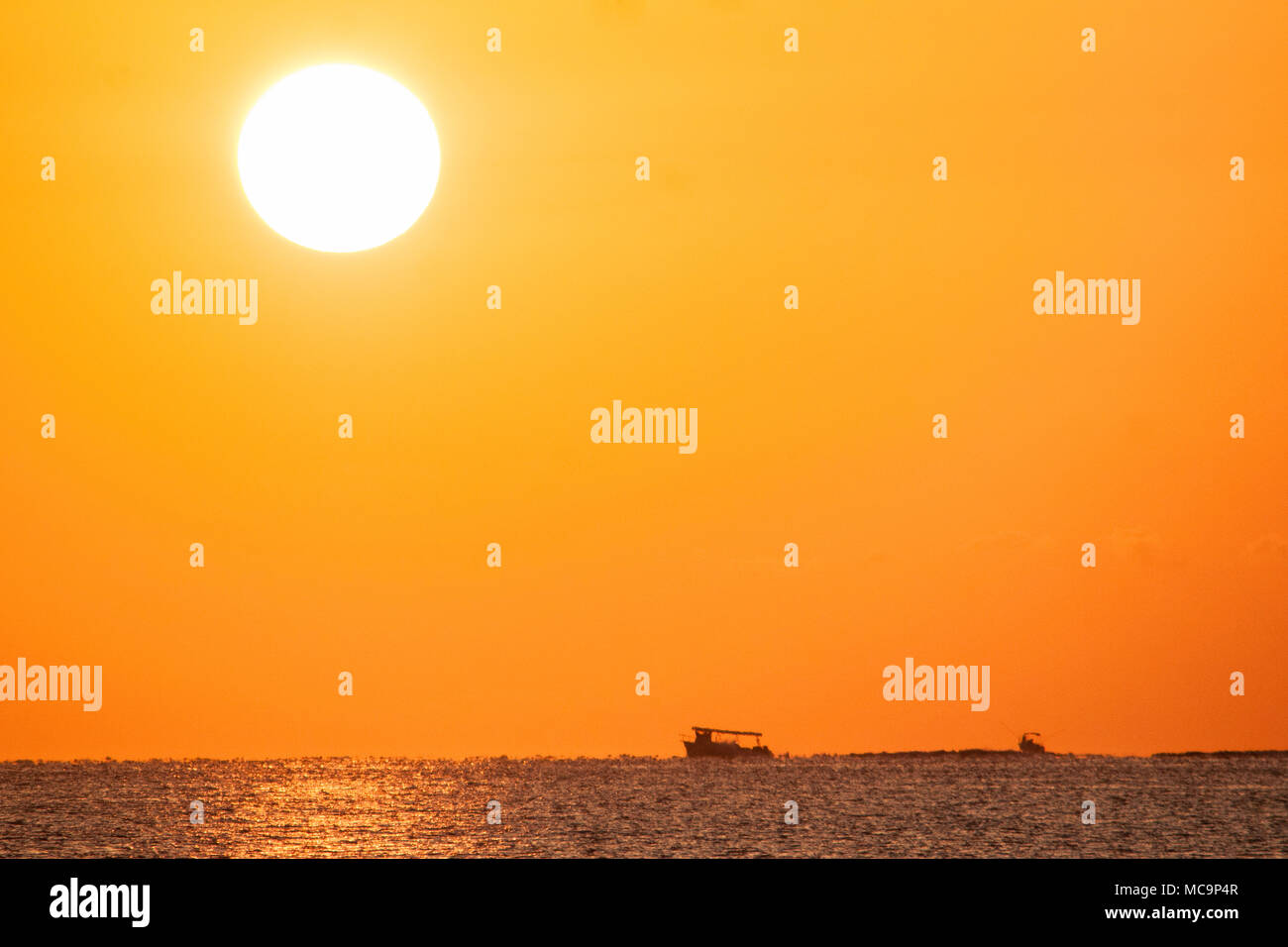 Lever de soleil, coucher de soleil sur Hollywood Beach, Floride avec des silhouettes de navires et de bateaux au loin. Banque D'Images