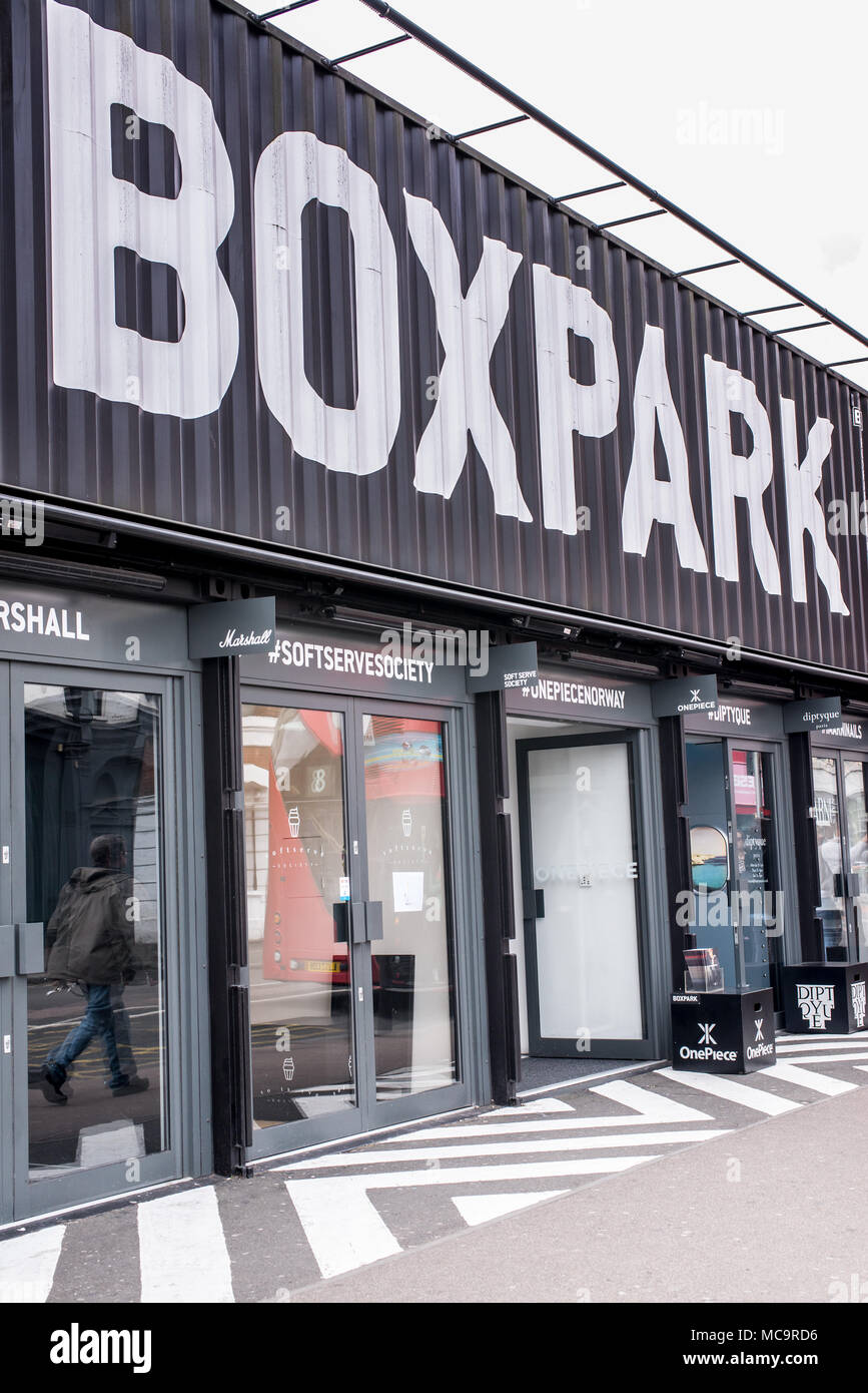 Londres, Angleterre - 30 septembre 2016 : BOXPARK, un pop up shopping lieu avec plusieurs groupes boutiques et bars à Shoreditch, London, UK. Banque D'Images