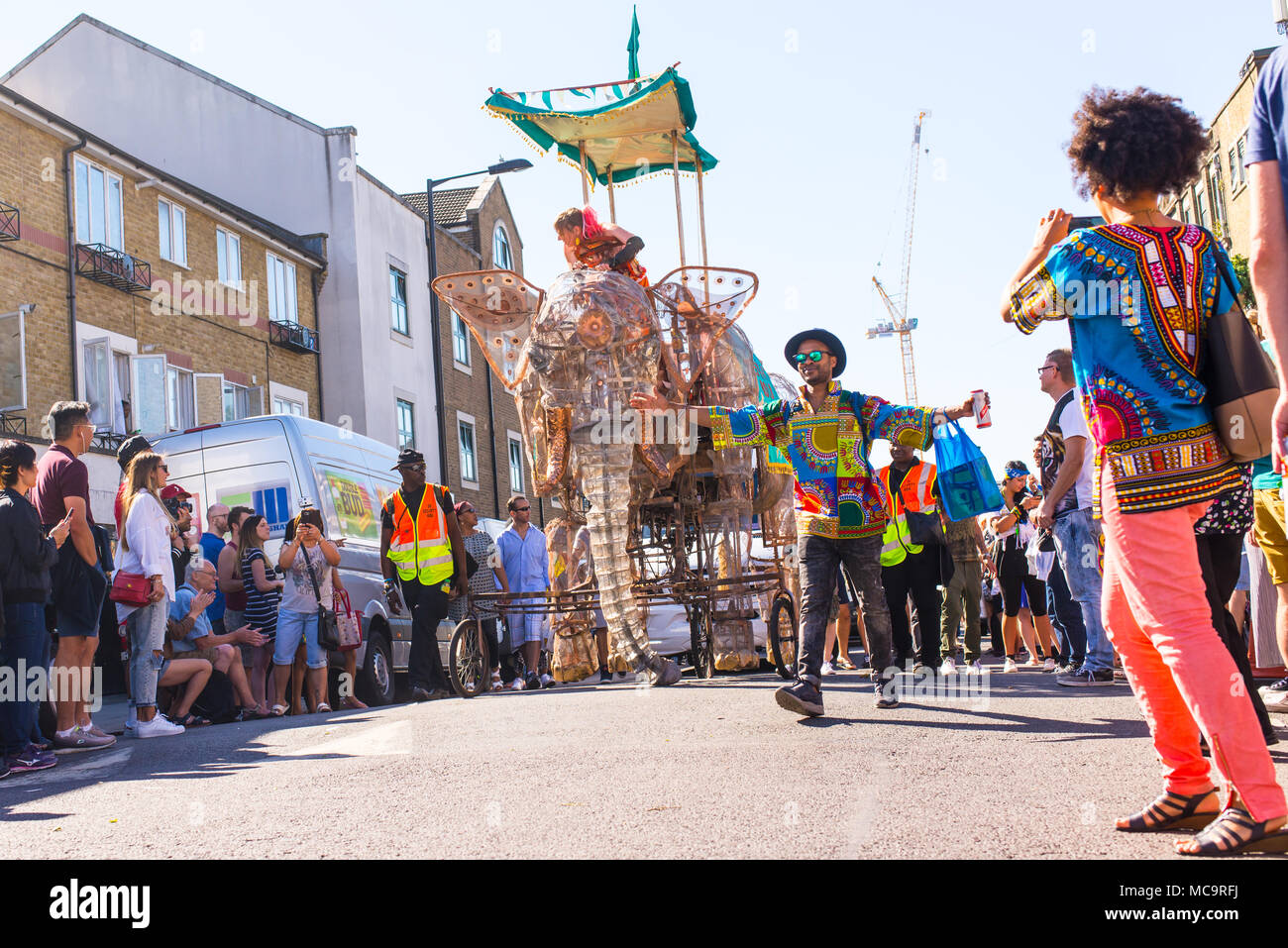 Hackney, Londres, Royaume-Uni. 11 septembre 2016. Les gens qui regardent le défilé avec un gros flotteur pendant l'approche de l'éléphant d'Hackney Carnival 2016 dans Ridley Banque D'Images