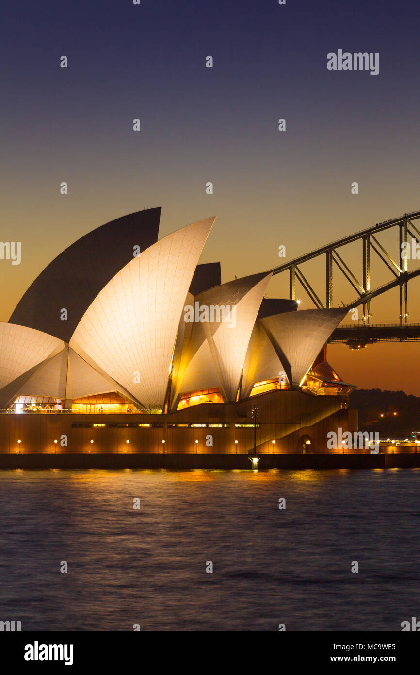 Sydney Opera House et Sydney Harbour Bridge, en Australie, avec l'exemplaire de l'espace pour la mise en page éditoriale. Banque D'Images