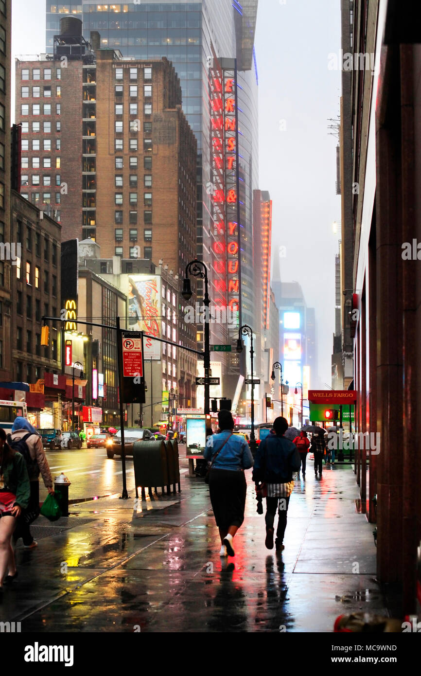 New York, USA - 20 mai 2013 : Time Square de nuit sous la pluie. Le site est considéré comme le pays le plus visité d'attraction touristique avec près de 40 mil Banque D'Images