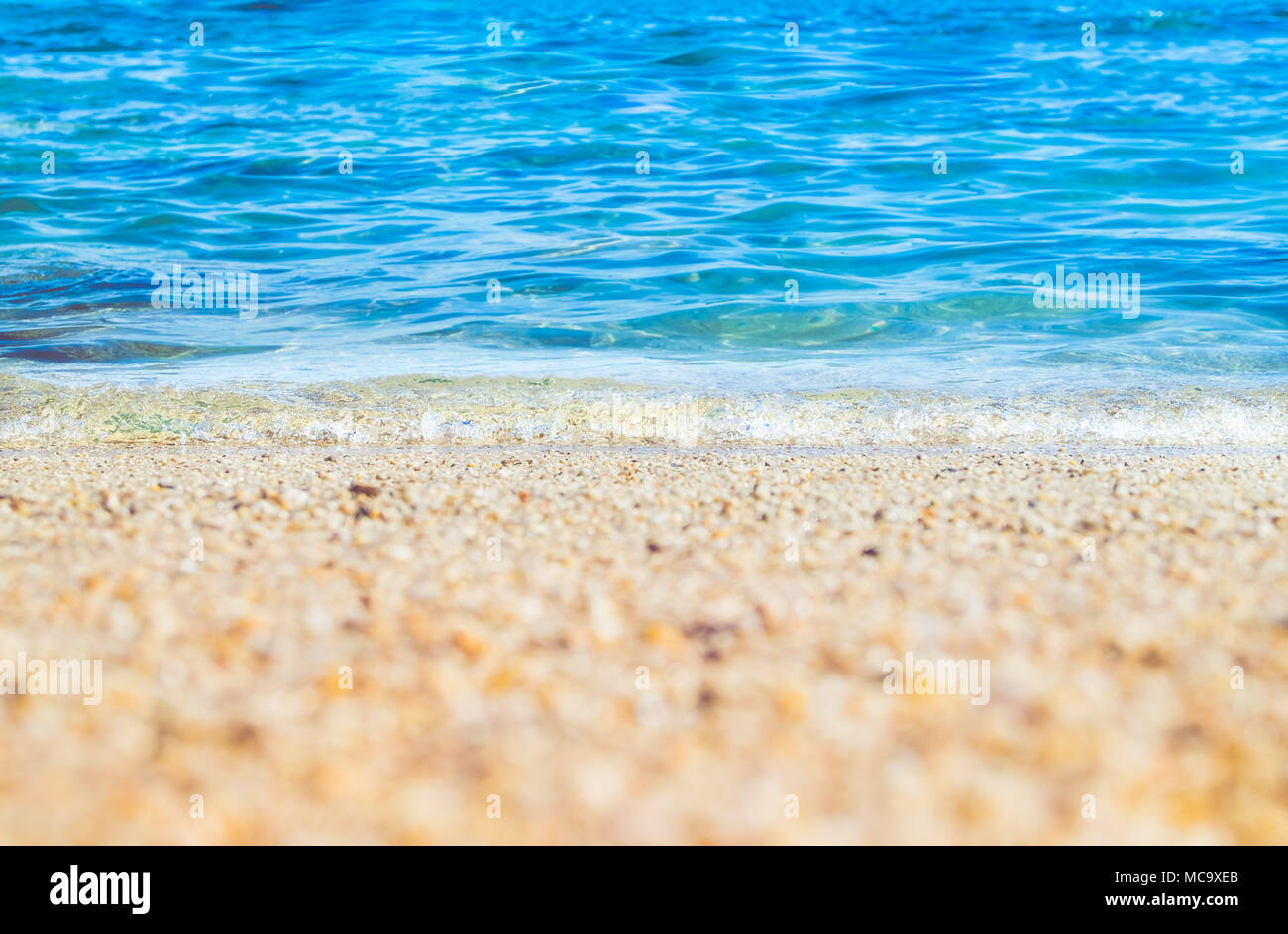 Close up vague de bleu de la mer sur la plage de sable de mer,la nature,l'heure d'été,selective focus sur le wave. Banque D'Images