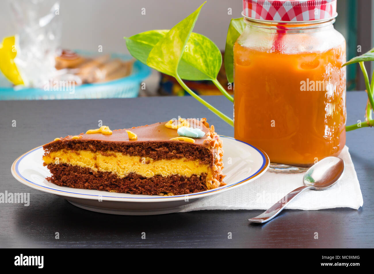 Delicieux Gateau Au Chocolat Avec Le Verre De The Glace Ou De Jus D Orange Sur Le Tableau Arriere Plan Flou Photo Stock Alamy