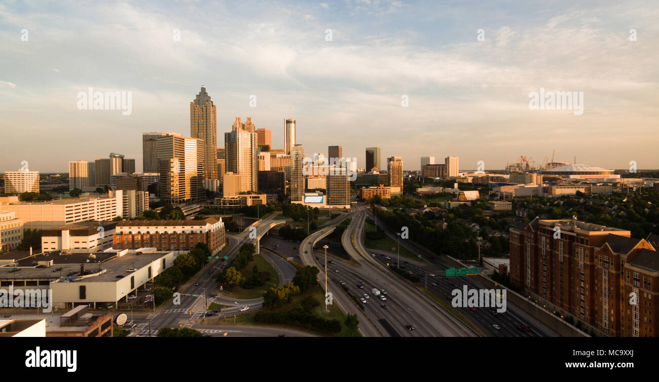 La fin de l'après-midi journée ensoleillée dans le centre-ville d'Atlanta à la recherche d'un point de vue aérienne Vue générale sur l'autoroute Banque D'Images