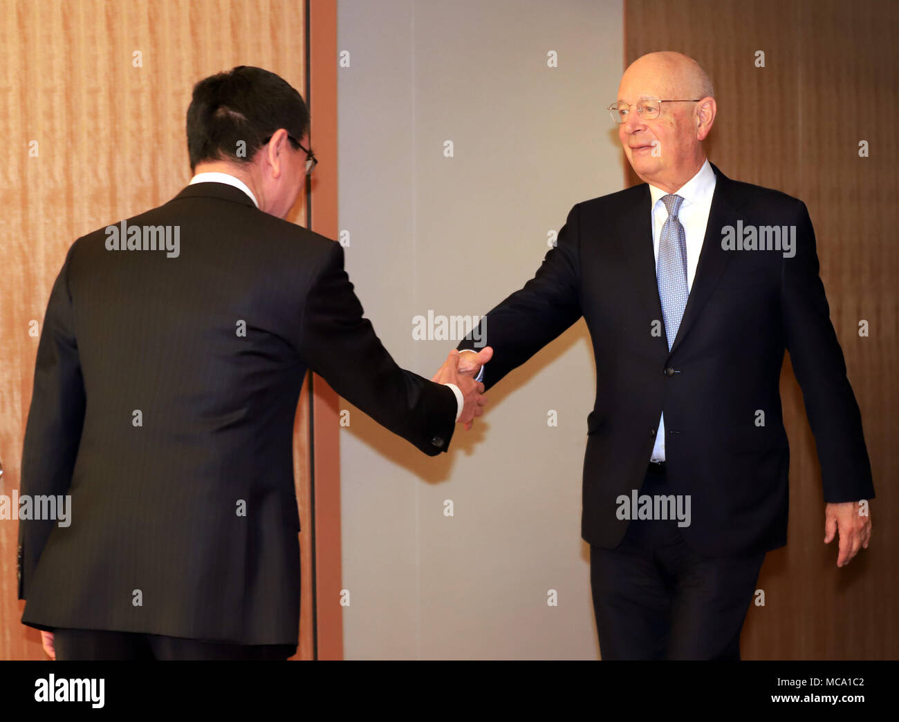 Tokyo, Japon. 13 avr, 2018. Klaus Schwab (R), fondateur et président exécutif du Forum économique mondial (R), serre la main avec le Ministre japonais des affaires étrangères Taro Kono avant leurs entretiens à Kono, à Tokyo, le vendredi 13 avril, 2018. Credit : Yoshio Tsunoda/AFLO/Alamy Live News Banque D'Images