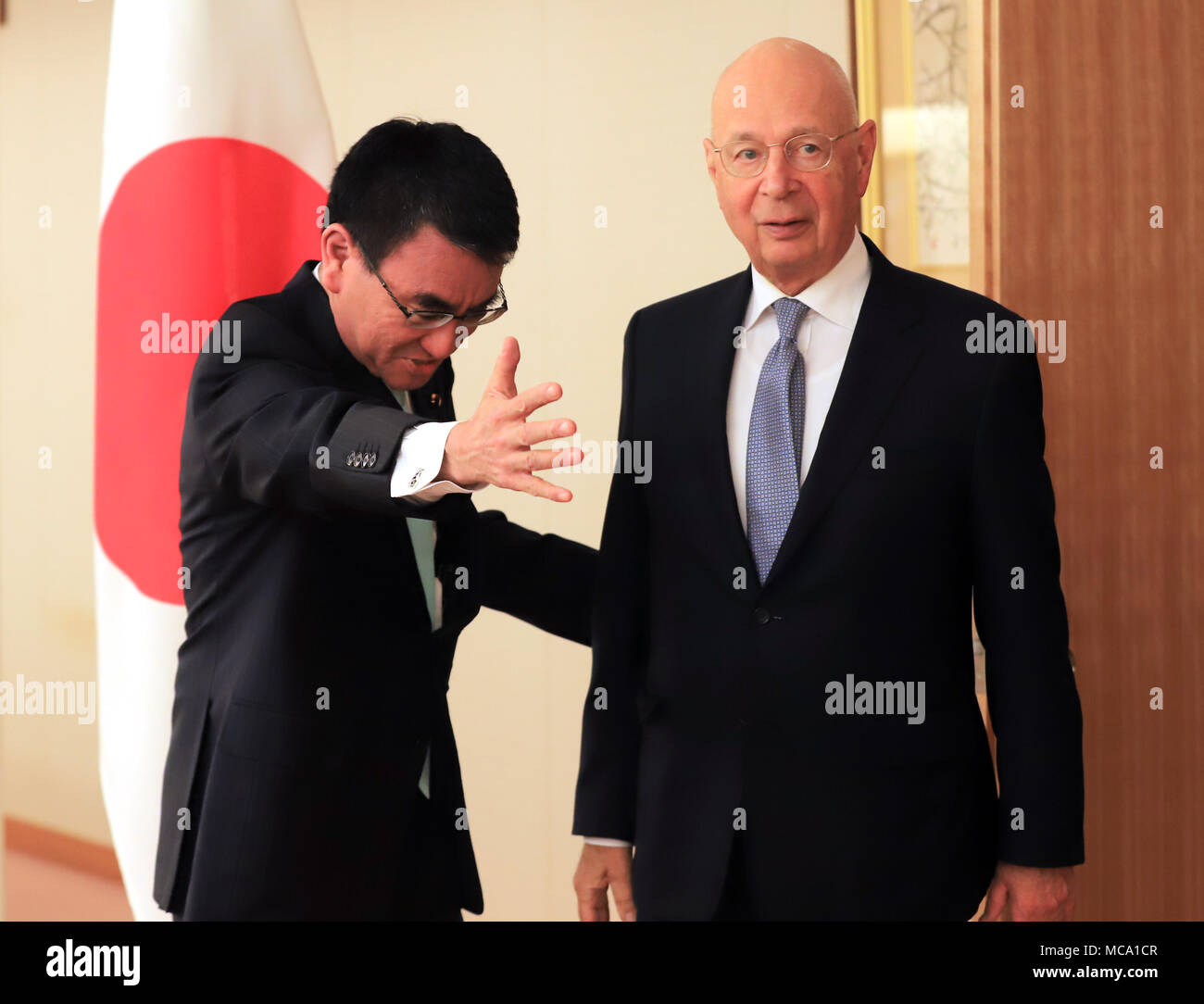 Tokyo, Japon. 13 avr, 2018. Klaus Schwab (R), fondateur et président exécutif du Forum économique mondial (R) est accueilli par le Ministre japonais des affaires étrangères Taro Kono pour leurs pourparlers au bureau du Kono à Tokyo le Vendredi, Avril 13, 2018. Credit : Yoshio Tsunoda/AFLO/Alamy Live News Banque D'Images