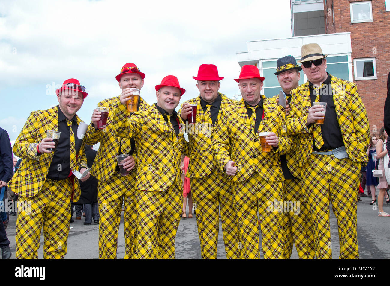 Le Grand National, Santé Randox, Aintree Liverpool, Merseyside. 14 avril 2018. Le plus célèbre événement dans le calendrier des courses de chevaux accueille des gens sur ce défilé de vêtements Dames & le meilleur de la mode féminine. Racegoers ont été invités instamment à la martre 'sup' pour rendre l'événement plus ambitieux comme "des milliers de femmes séduisantes pour l'intermédiaire de l'entrée sur le seul et unique "Grand National" que jusqu'à 90 000 visiteurs sont attendus pour assister à la spectaculaire course de chasse National. Credit : Mediaworld Images/Alamy Live News Banque D'Images