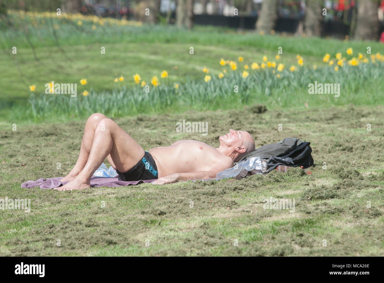 Londres, Royaume-Uni. 14 avril 2018.Un homme de soleil dans Hyde Park, dans le soleil du printemps comme les températures sont prévus pour le week-end et la semaine prochaine dans de nombreuses parties de la Grande-Bretagne Crédit : amer ghazzal/Alamy Live News Crédit : amer ghazzal/Alamy Live News Banque D'Images