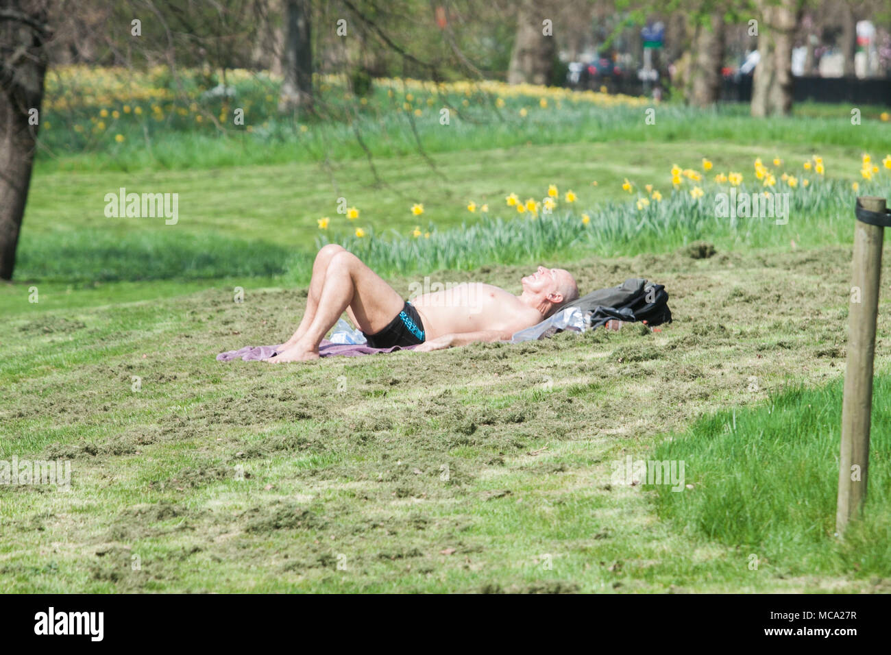 Londres, Royaume-Uni. 14 avril 2018.Un homme de soleil dans Hyde Park, dans le soleil du printemps comme les températures sont prévus pour le week-end et la semaine prochaine dans de nombreuses parties de la Grande-Bretagne Crédit : amer ghazzal/Alamy Live News Crédit : amer ghazzal/Alamy Live News Banque D'Images
