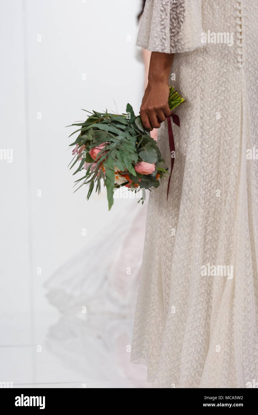 ExCel London, Londres, 14 avril 2018. Un bouquet de fleurs s'affiche sur le podium. Le mariage National spectacle a lieu au centre des expositions ExCel London ce week-end, mettant en valeur les dernières tendances, suite nuptiale, robes et accessoires tout autour de la planification du mariage parfait. Credit : Imageplotter News et Sports/Alamy Live News Banque D'Images