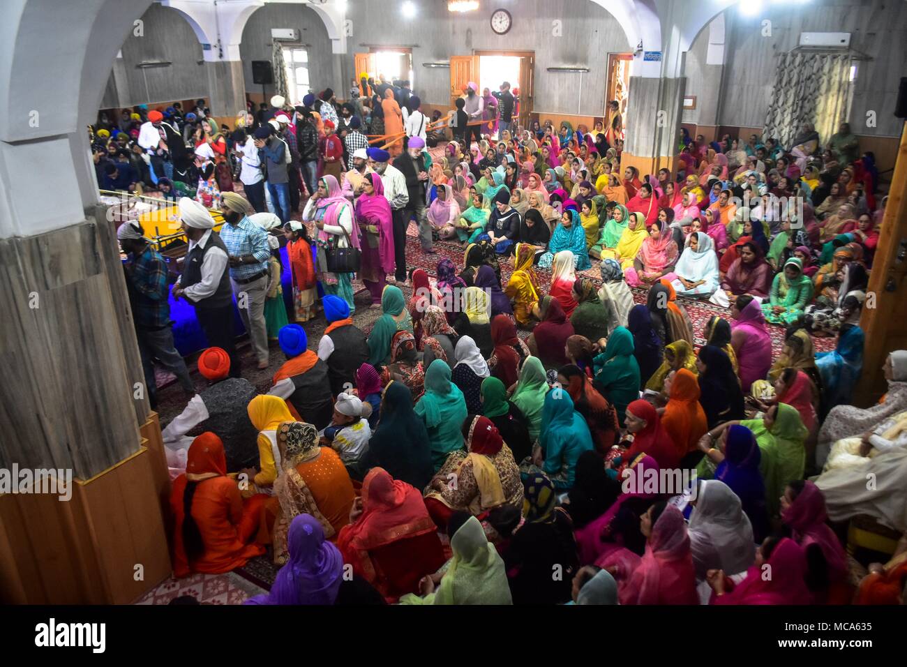 Cachemire, l'Inde, 14 avril 2018. Pèlerins Sikhs fréquentent pendant la rituels Baisakhi festival à Srinagar, Cachemire sous administration indienne. Baisakhi, marque le nouvel an sikh et est également célébré comme fête des récoltes dans de nombreux états du nord de l'Inde. Credit : SOPA/Alamy Images Limited Live News Banque D'Images