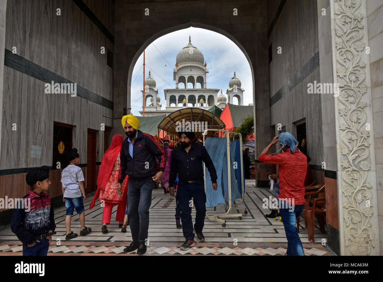 14 avril 2018 - Srinagar, J&K, l'Inde - pèlerins Sikhs fréquentent pendant la rituels Baisakhi festival à Srinagar, Cachemire sous administration indienne. Baisakhi, marque le nouvel an sikh et est également célébré comme fête des récoltes dans de nombreux états du nord de l'Inde. Credit : Saqib Majeed/SOPA Images/ZUMA/Alamy Fil Live News Banque D'Images