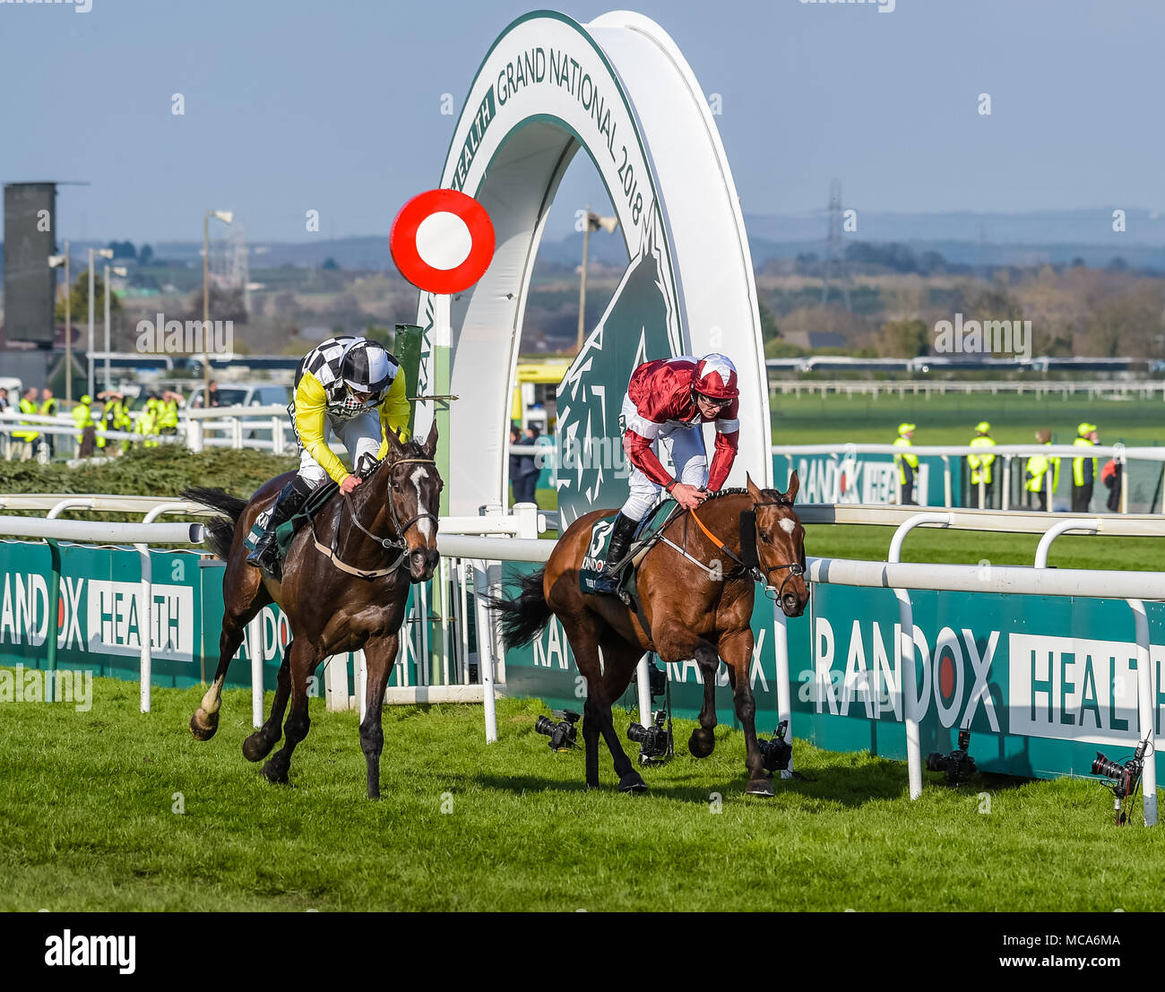 Hippodrome d'Aintree, Liverpool, UK, 2018 Hippodrome Aintree., Liverpool, Angleterre ; la santé Randox Grand National 2018 ; Tiger Roll monté par Davy Russell (R) franchit la ligne de gagner le Grand National Credit : Nouvelles Images/Alamy Live News Banque D'Images