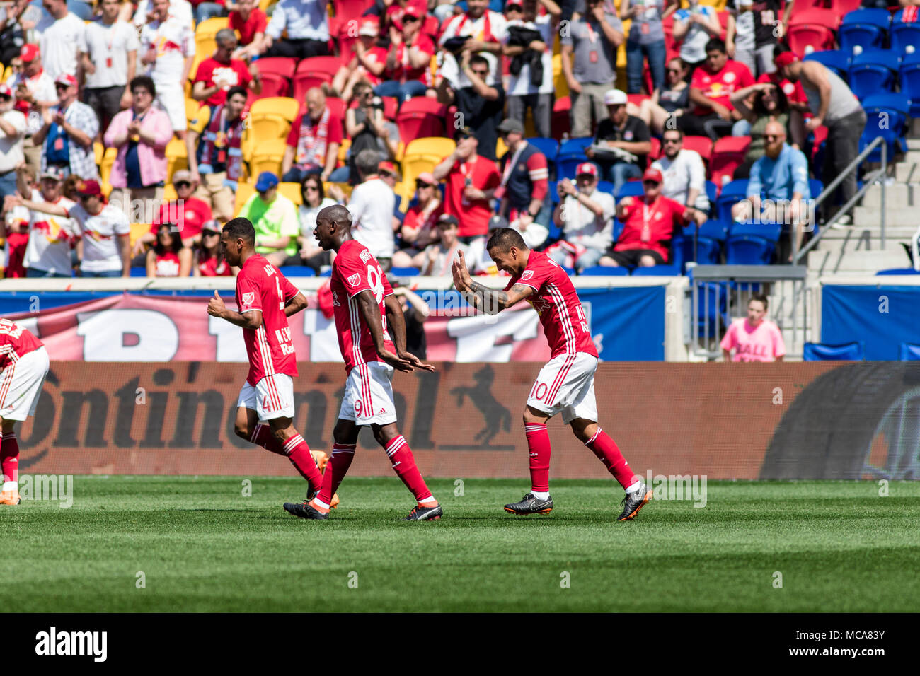 New Jersey, USA. 14 avr, 2018. Alejandro Romero Gamarra (10) célèbre son deuxième but avec demi-Bradley Wright-Phillips (99). Les Red Bulls a défait l'Impact de Montréal 3-1. Banque D'Images