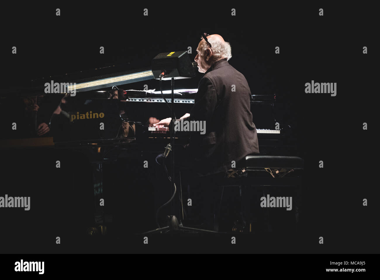 L'Italie, le 14 avril 2018 : le compositeur et pianiste Michael Nyman live sur scène à l'Officine Grandi Riparazioni pour ses leçons de piano 'concert' Photo : Alessandro Bosio/Alamy Live News Banque D'Images