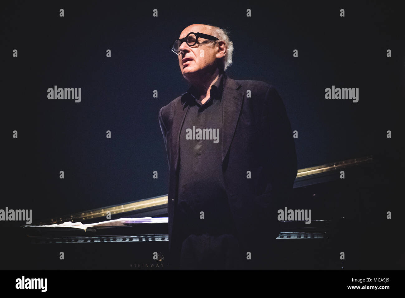 L'Italie, le 14 avril 2018 : le compositeur et pianiste Michael Nyman live sur scène à l'Officine Grandi Riparazioni pour ses leçons de piano 'concert' Photo : Alessandro Bosio/Alamy Live News Banque D'Images