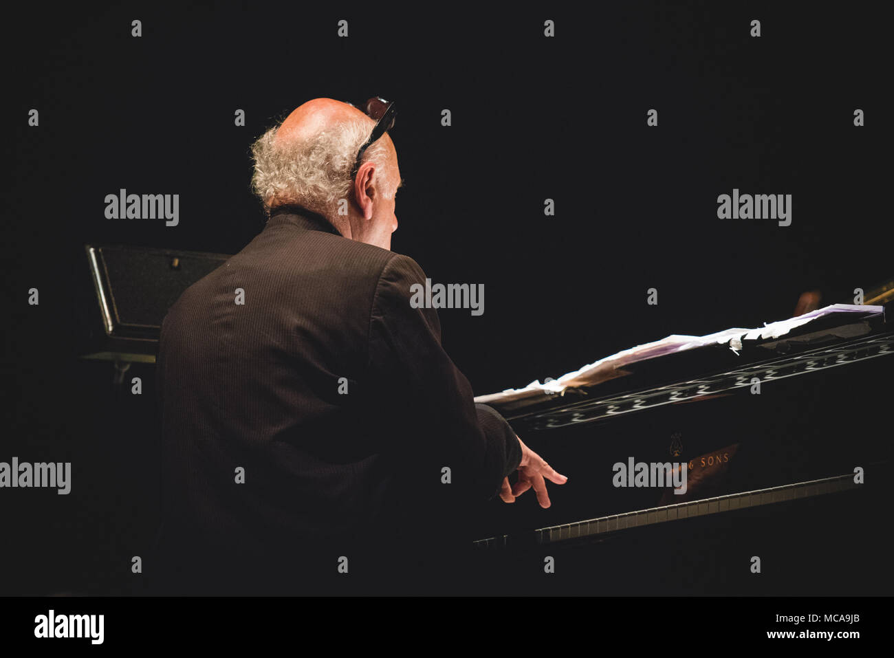 L'Italie, le 14 avril 2018 : le compositeur et pianiste Michael Nyman live sur scène à l'Officine Grandi Riparazioni pour ses leçons de piano 'concert' Photo : Alessandro Bosio/Alamy Live News Banque D'Images