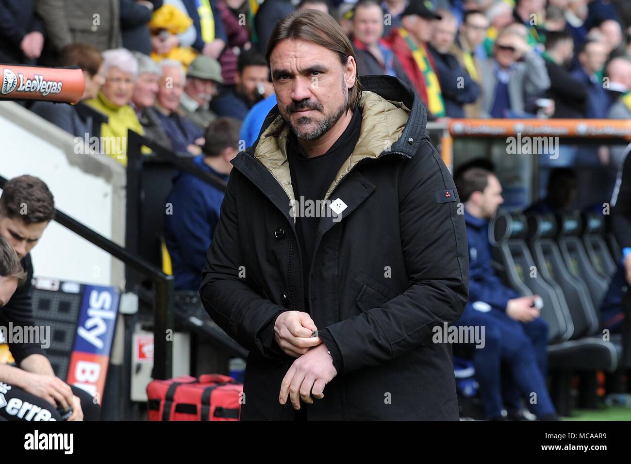 Norwich, Royaume-Uni. 14 avr, 2018. Norwich City manager Daniel Farke les regarde. Match de championnat Skybet EFL, Norwich City v Cardiff City à Carrow Road à Norwich le samedi 14 avril 2018. Cette image ne peut être utilisé qu'à des fins rédactionnelles. Usage éditorial uniquement, licence requise pour un usage commercial. Aucune utilisation de pari, de jeux ou d'un seul club/ligue/dvd publications. pic par Carl Robertson/Andrew Orchard la photographie de sport/Alamy live news Crédit : Andrew Orchard la photographie de sport/Alamy Live News Banque D'Images