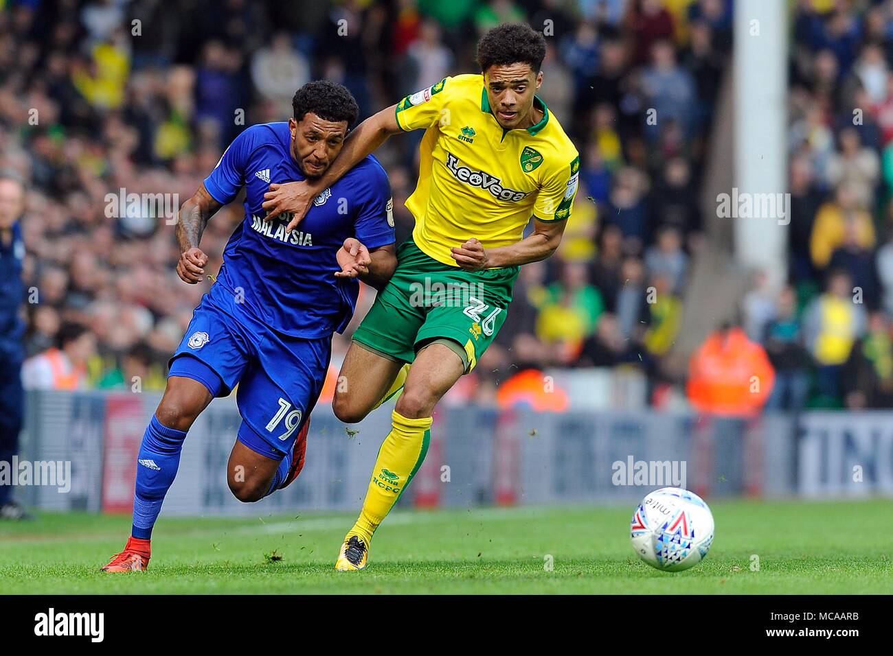 Norwich, Royaume-Uni. 14 avr, 2018. La ville de Cardiff Nathaniel Mendez-Laing (l) Défis du Norwich Jamal Lewis (r). Match de championnat Skybet EFL, Norwich City v Cardiff City à Carrow Road à Norwich le samedi 14 avril 2018. Cette image ne peut être utilisé qu'à des fins rédactionnelles. Usage éditorial uniquement, licence requise pour un usage commercial. Aucune utilisation de pari, de jeux ou d'un seul club/ligue/dvd publications. pic par Carl Robertson/Andrew Orchard la photographie de sport/Alamy live news Crédit : Andrew Orchard la photographie de sport/Alamy Live News Banque D'Images