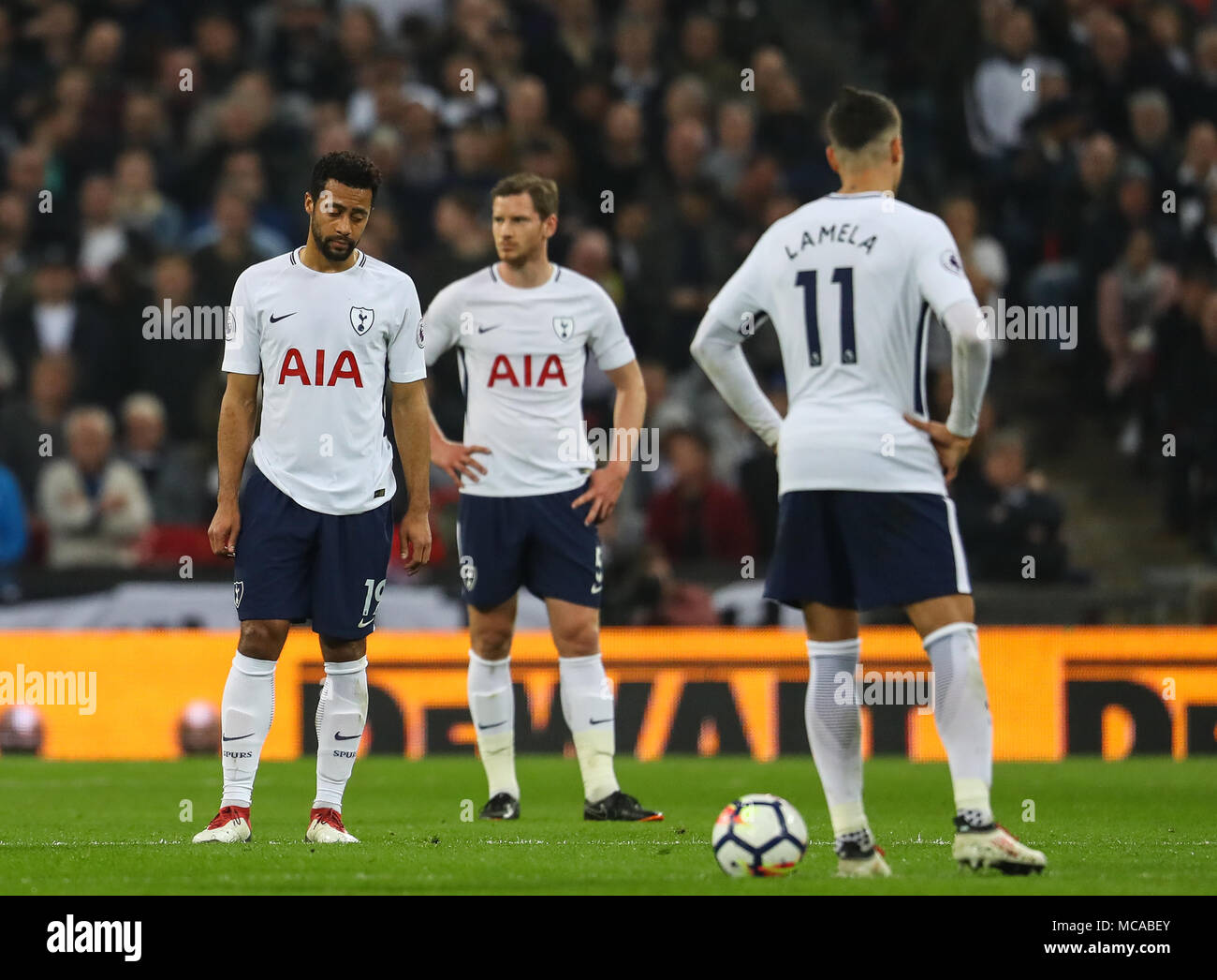 Londres, Royaume-Uni. 14 avr, 2018. Moussa Dembele, Jan Vertonghen et Erik Lamela à Tottenham Hotspur regarder déprimé que Manchester City marquer deux buts rapides au cours de la Premier League match entre Tottenham Hotspur et Manchester City au stade de Wembley le 14 avril 2018 à Londres, en Angleterre. (Photo par John Rainford/phcimages. Credit : PHC Images/Alamy Live News Banque D'Images