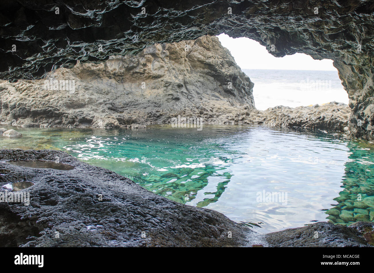 Charco Azul, bleu piscine, une piscine naturelle aux eaux turquoises à El Hierro, îles canaries, espagne. Banque D'Images